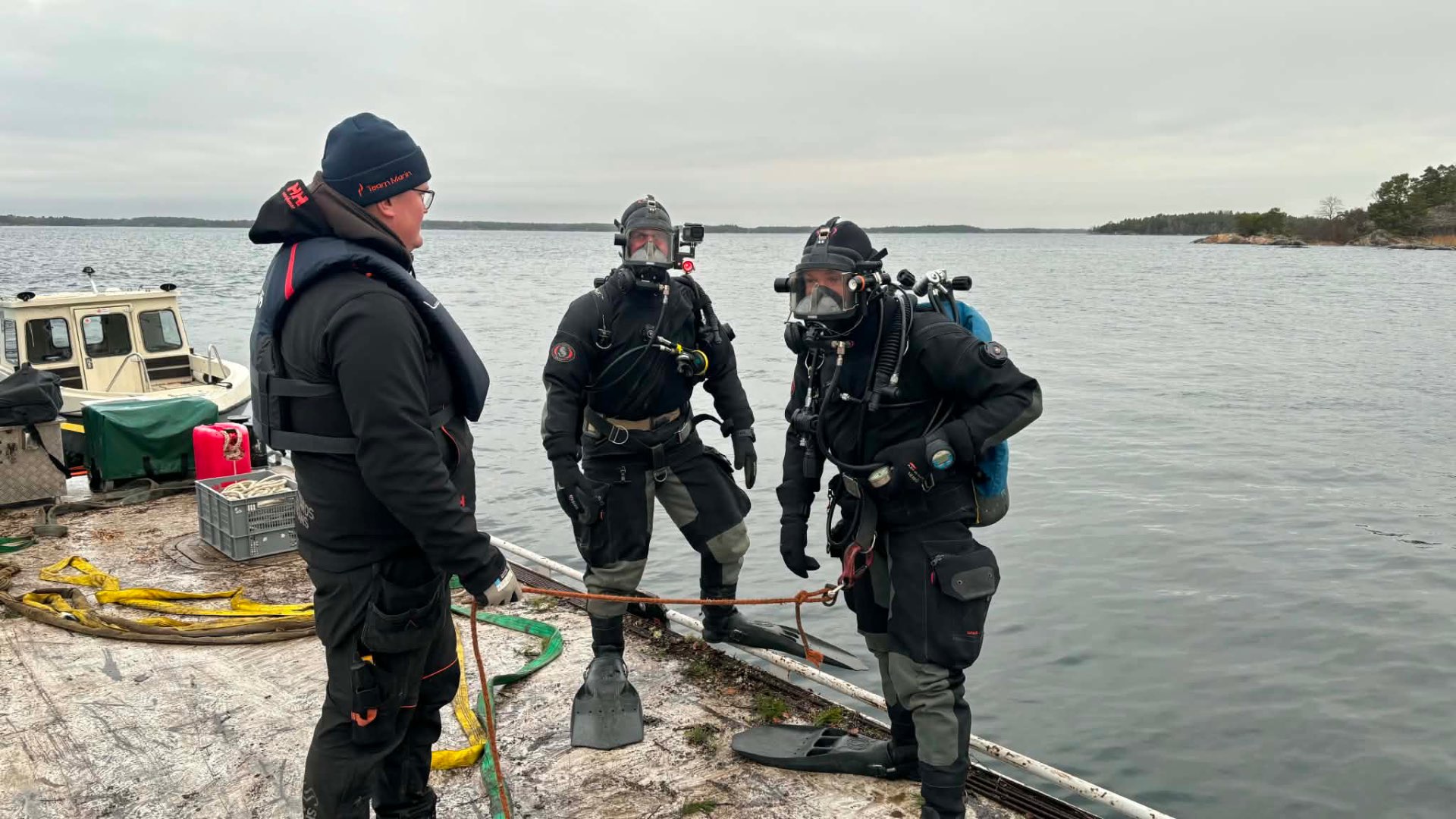 Dykare och ytpersonal förbereder en bärgning från klipphäll i skärgården