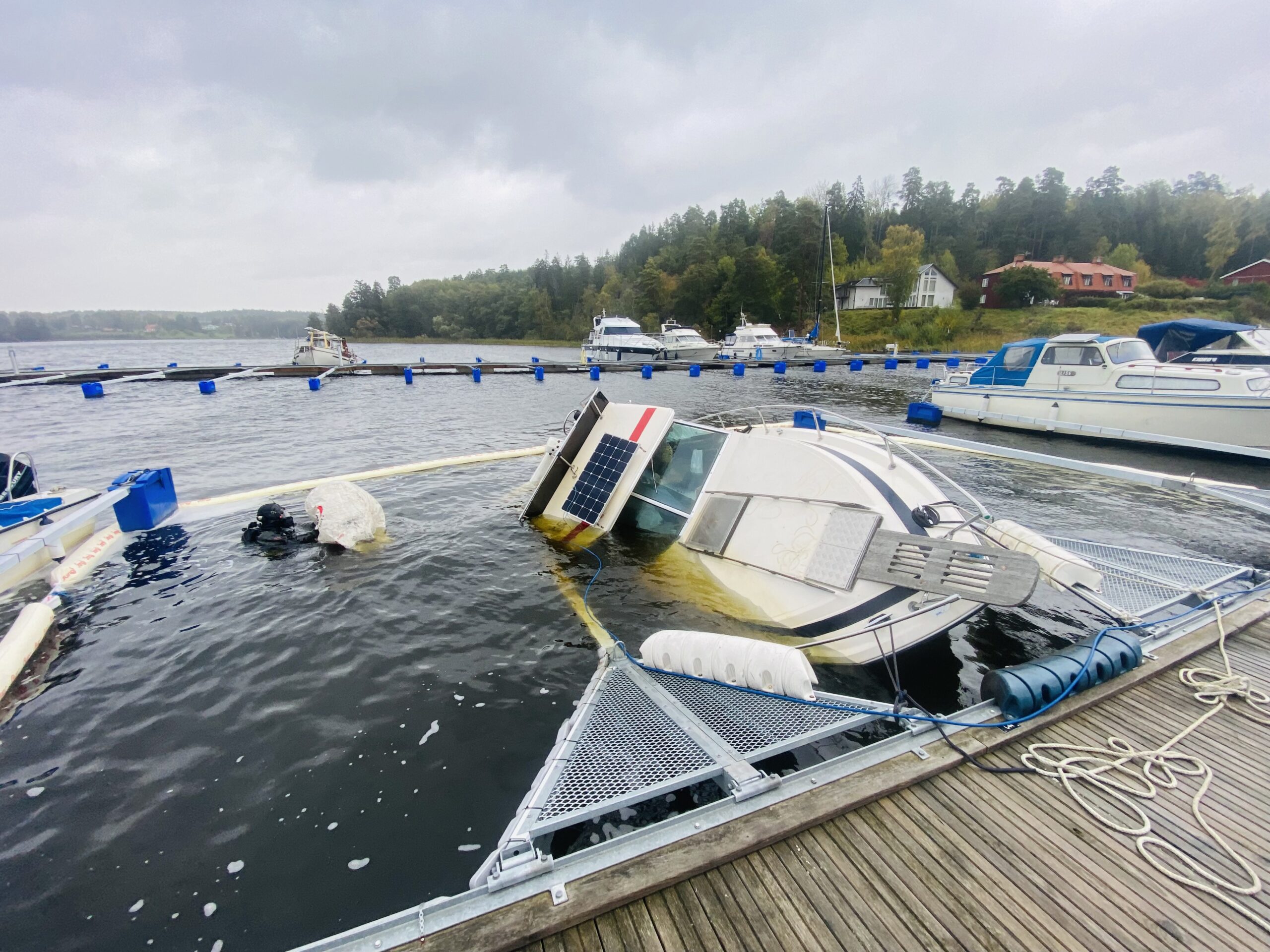 Bärgning av sjunken båt tillsammans med branschkollegor