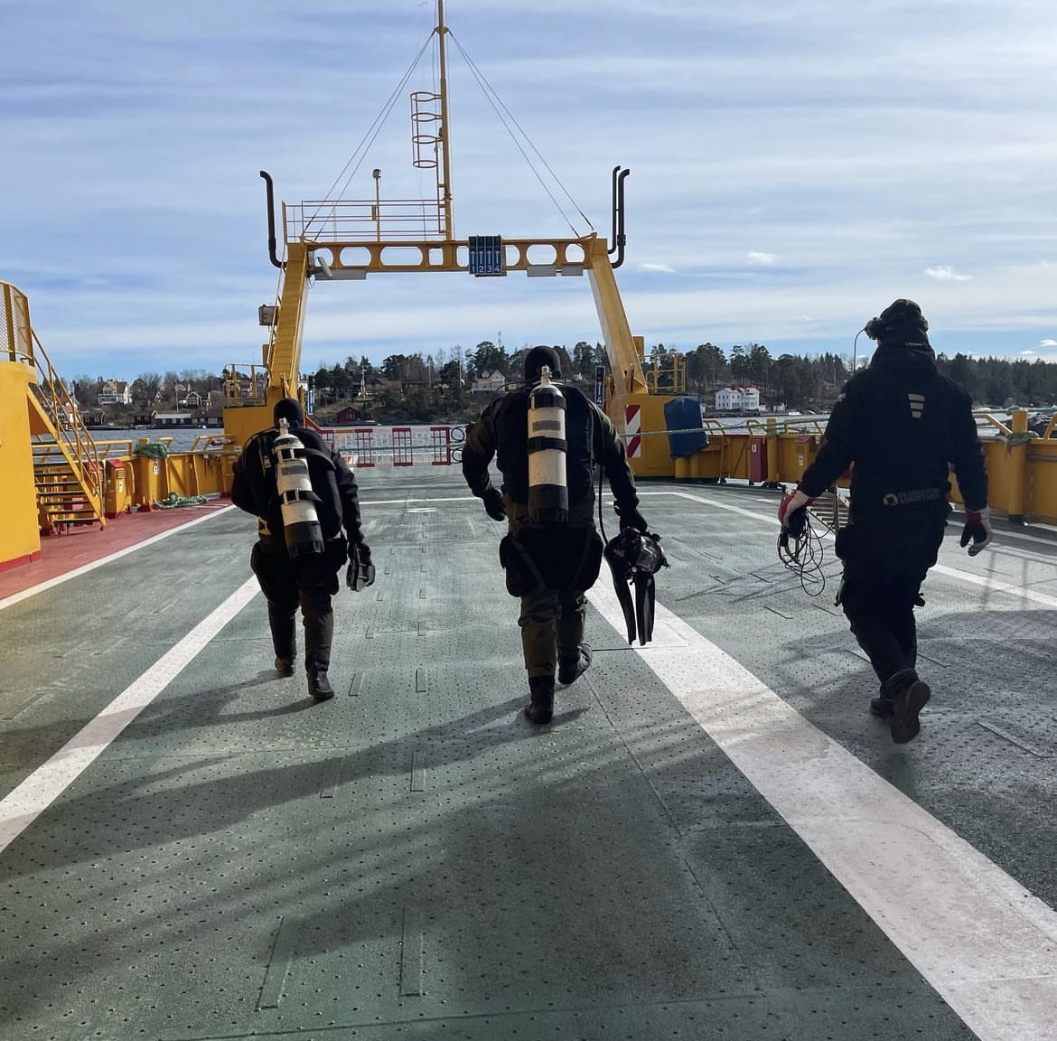 Yrkesdykare från Skärgårdsassistans på väg till ett uppdrag med dykutrustning
